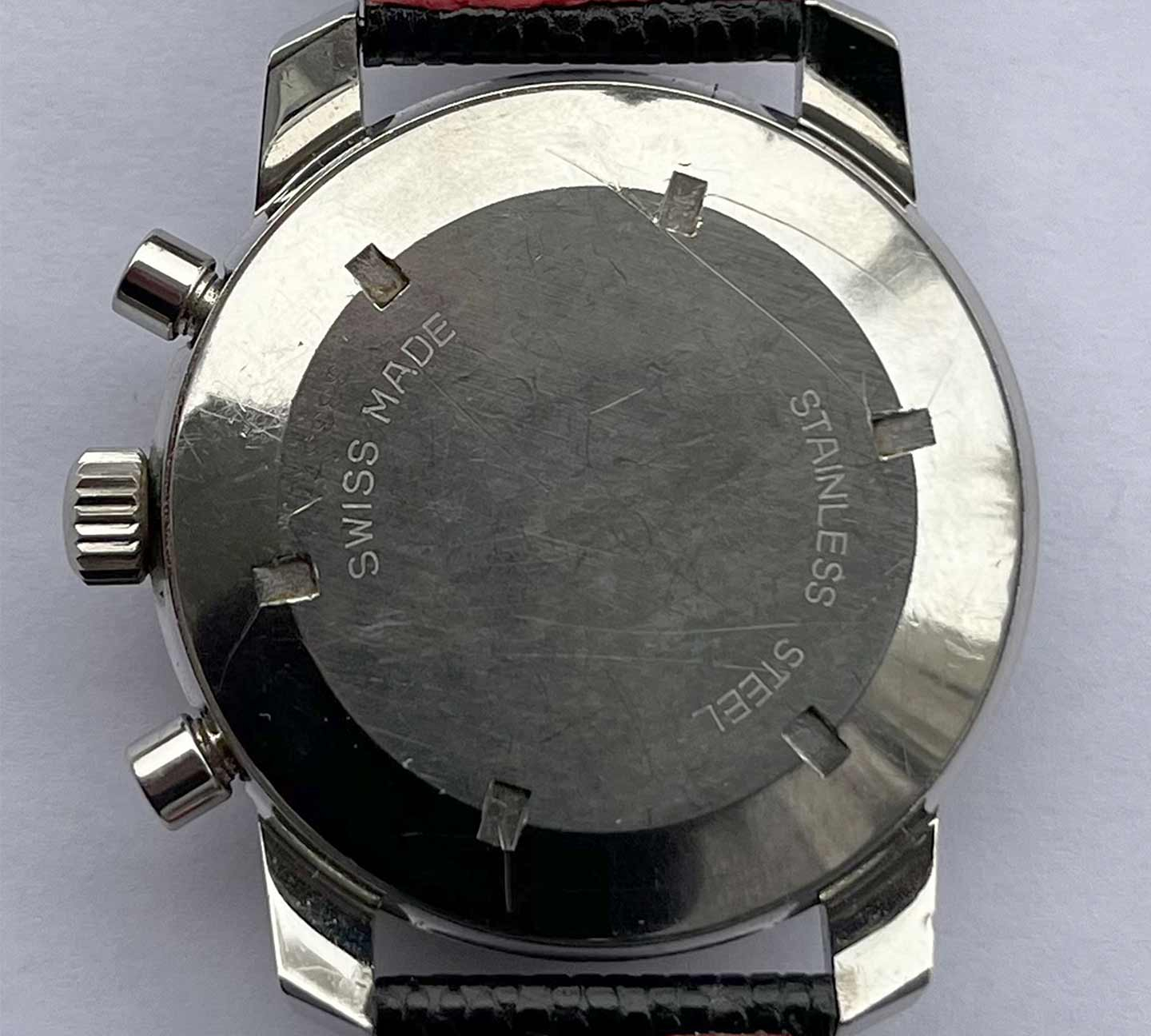 Rückseite der Uhr, Edelstahlboden mit Gravur SWISS MADE und STAINLESS STEEL.
