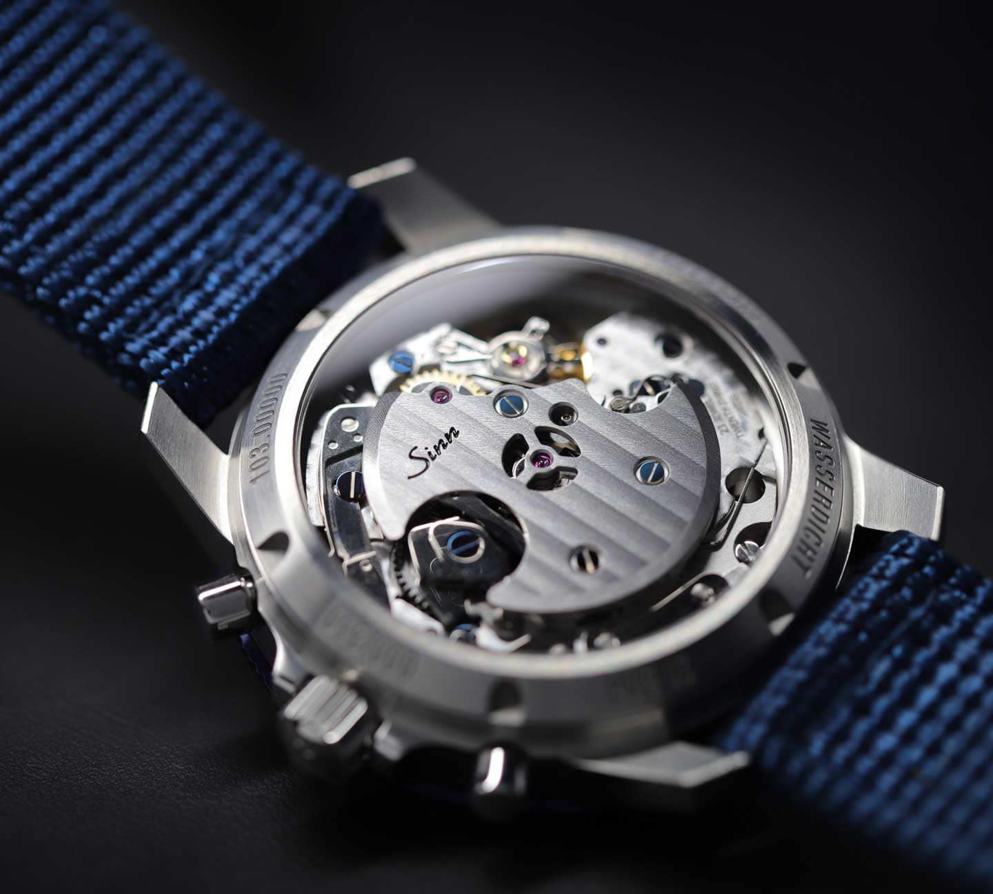 Blick auf die Rückseite der Sinn 103 St Sa Ty Hd H mit durchsichtigem Gehäuseboden und sichtbarem mechanischem Uhrwerk mit dem gravierten Sinn-Rotor.