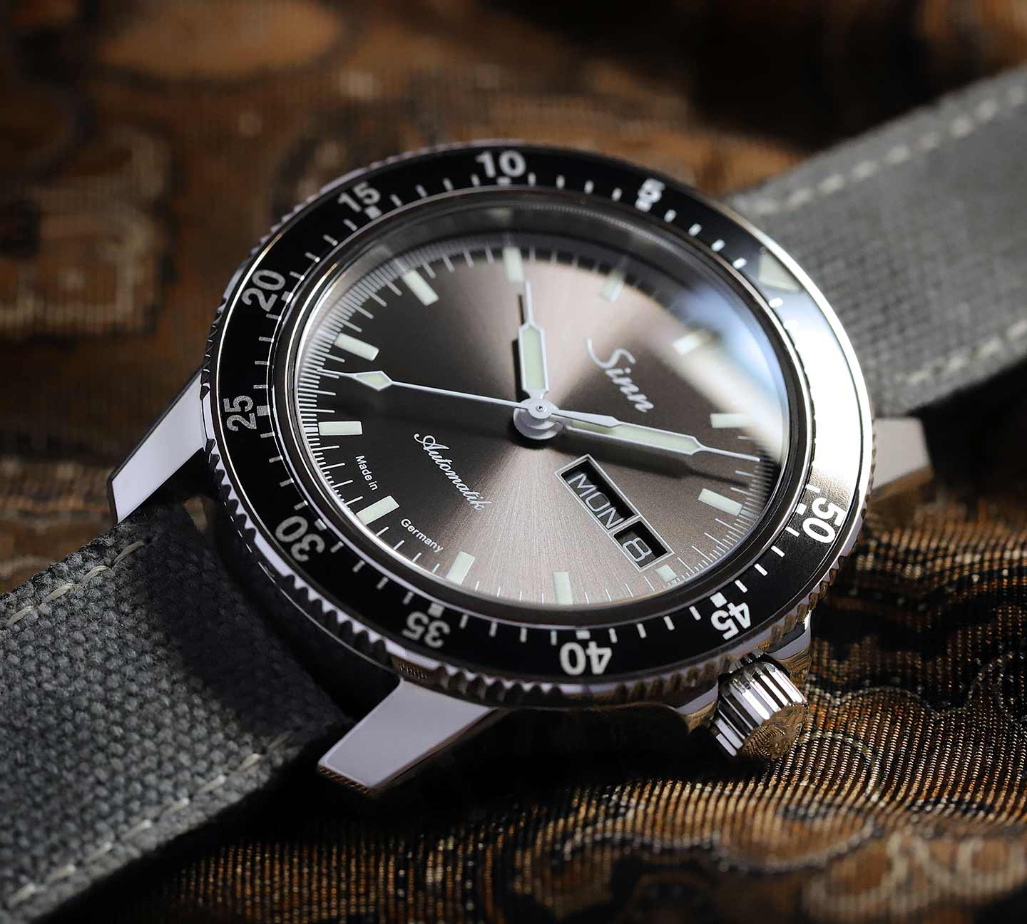 Montre de pilote Sinn 104 St Sa I A avec cadran anthracite à effet soleil et bracelet en cuir canvas.