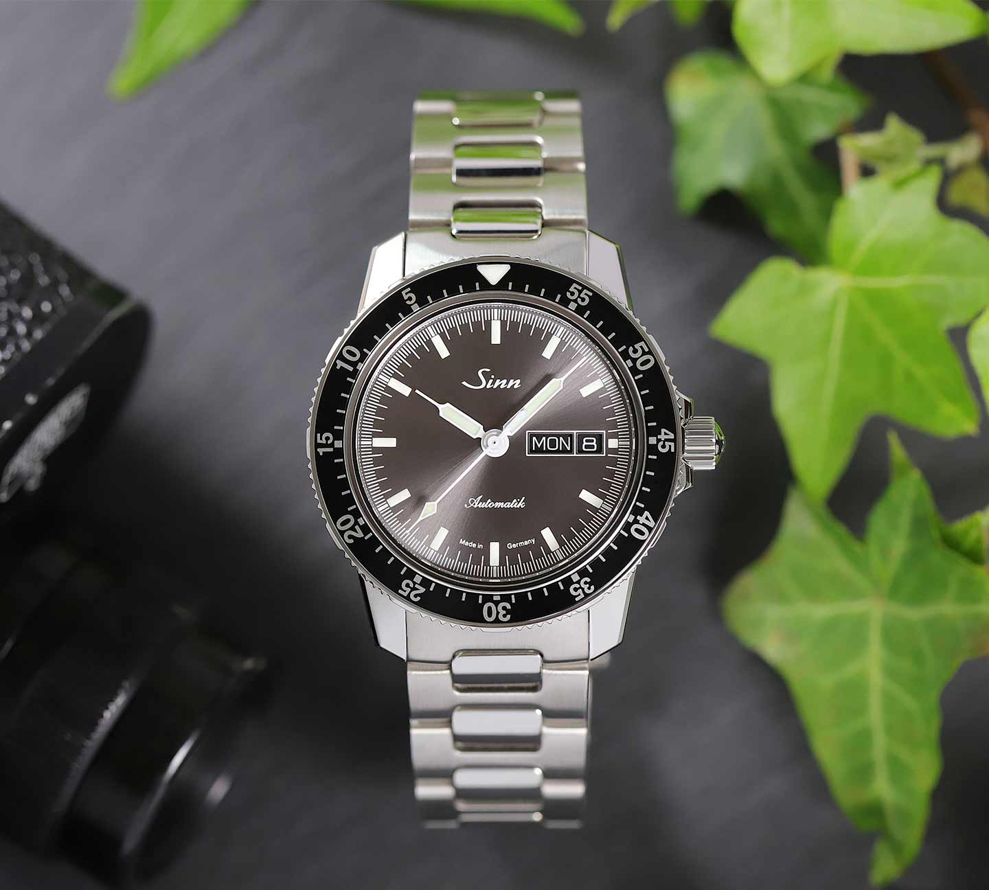 Montre de pilote Sinn 104 St Sa I A avec cadran anthracite à effet soleil et bracelet en acier inoxydable.