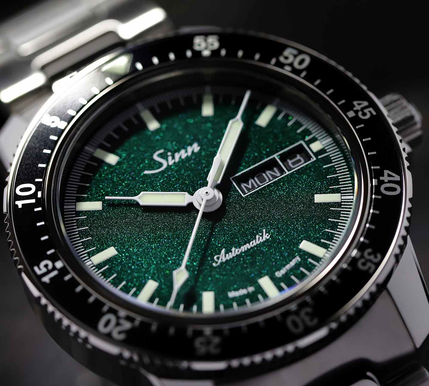 Montre de pilote Sinn 104 St Sa I MG avec cadran vert métallisé et bracelet en acier inoxydable.