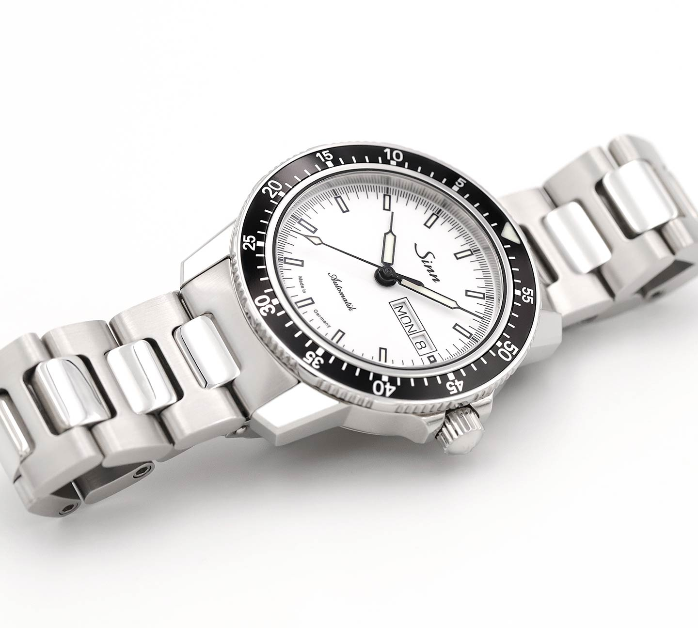 Montre de pilote Sinn 104 St Sa I W avec cadran blanc et bracelet en acier inoxydable.