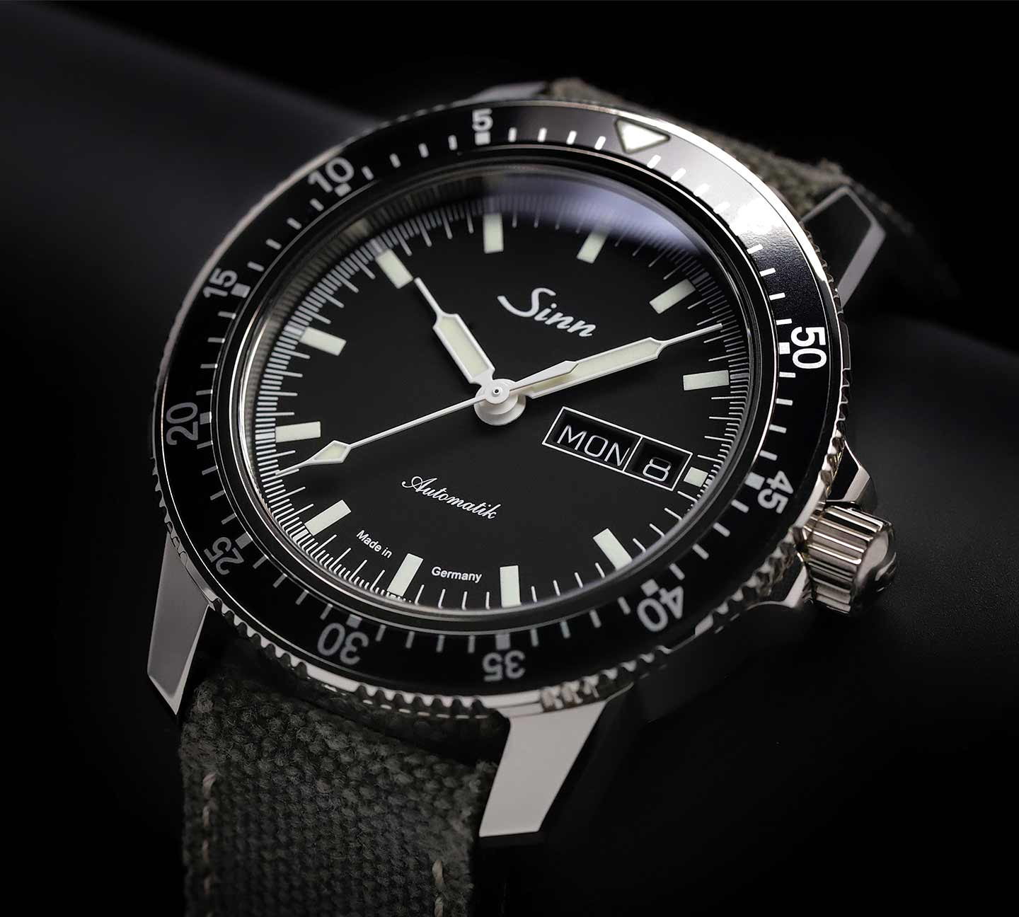 Sinn 104 St Sa I Fliegeruhr mit schwarzem Zifferblatt und Canvas-Lederarmband.