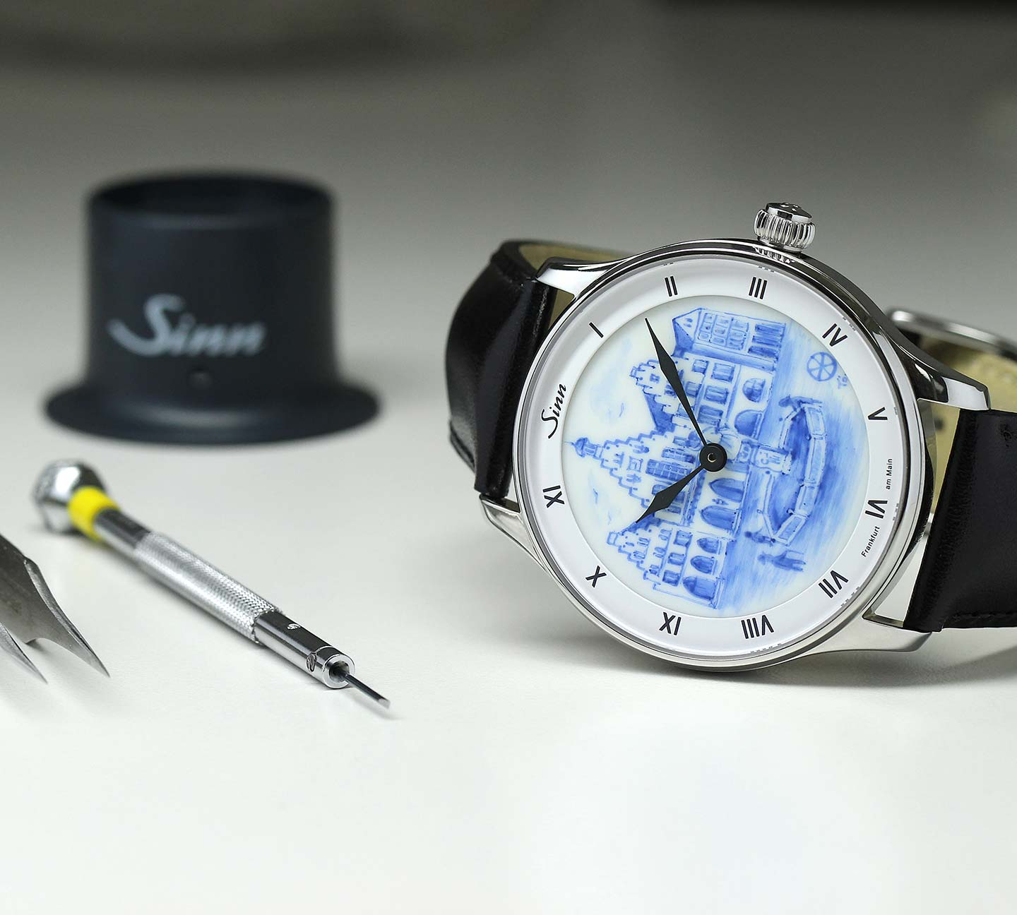 Sinn 1746 Porcelaine avec motif peint à la main du Römer de Francfort, bracelet en cuir noir.