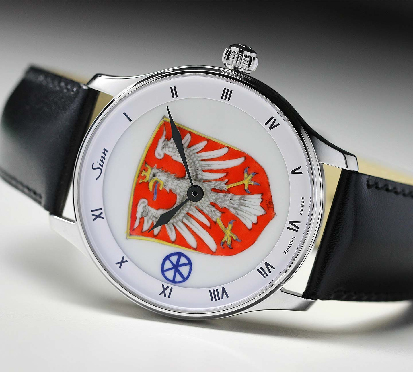 Sinn 1746 Porcelaine avec blason rouge de la ville de Francfort sur cadran blanc, bracelet en cuir noir.