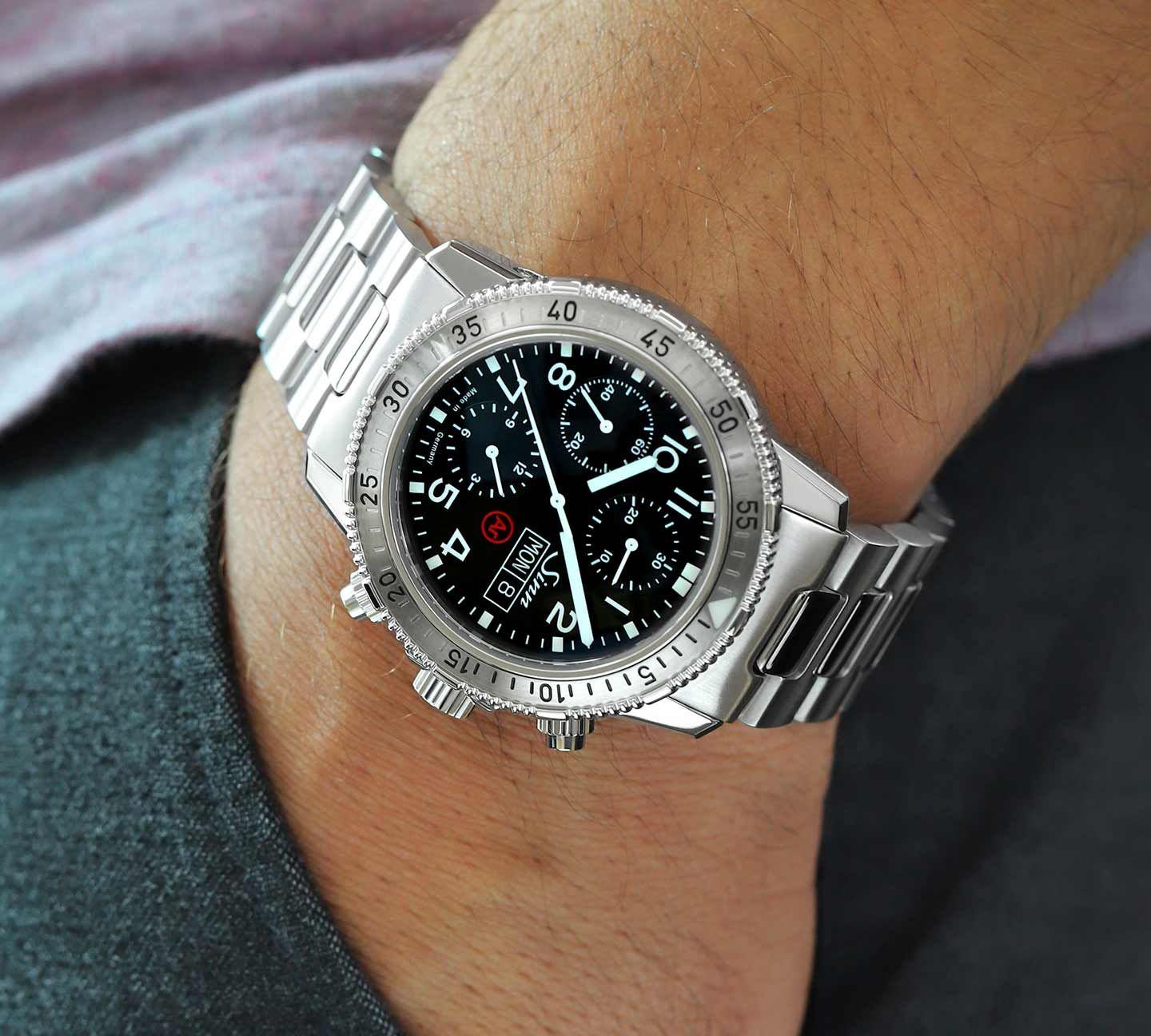 Sinn 206 St Ar mit schwarzem Zifferblatt, am Handgelenk mit Edelstahlarmband getragen.