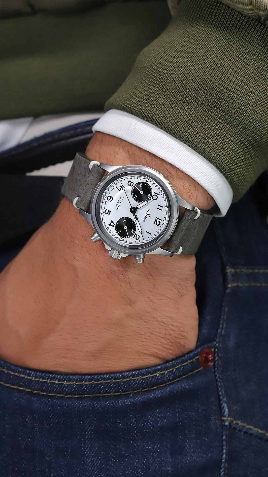 Sinn 356 Flieger Klassik W am Handgelenk mit grauem Lederband.