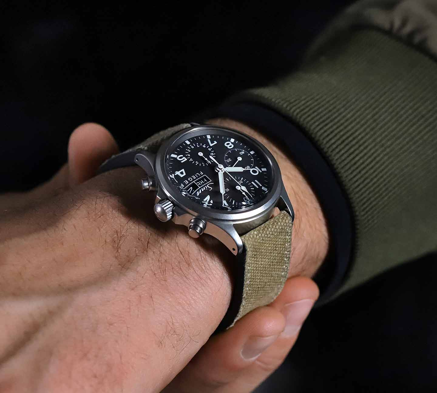 Sinn 356 Flieger au poignet avec bracelet en cuir canvas.