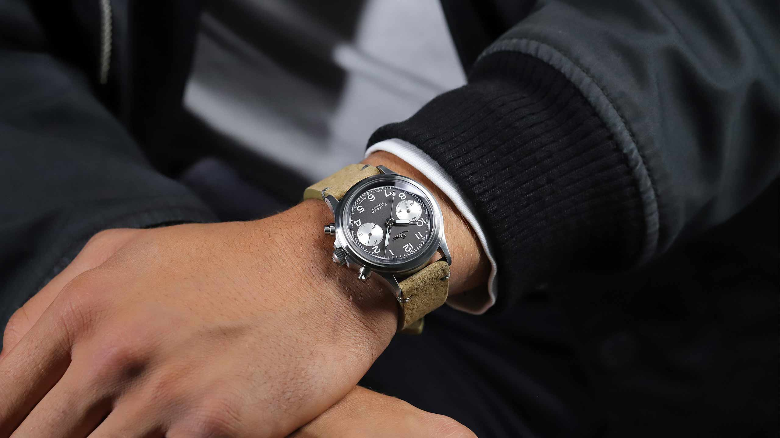                       Sinn 356 Flieger Klassik Jubiläum am Handgelenk, getragen mit hellbraunem Lederarmband.
                  