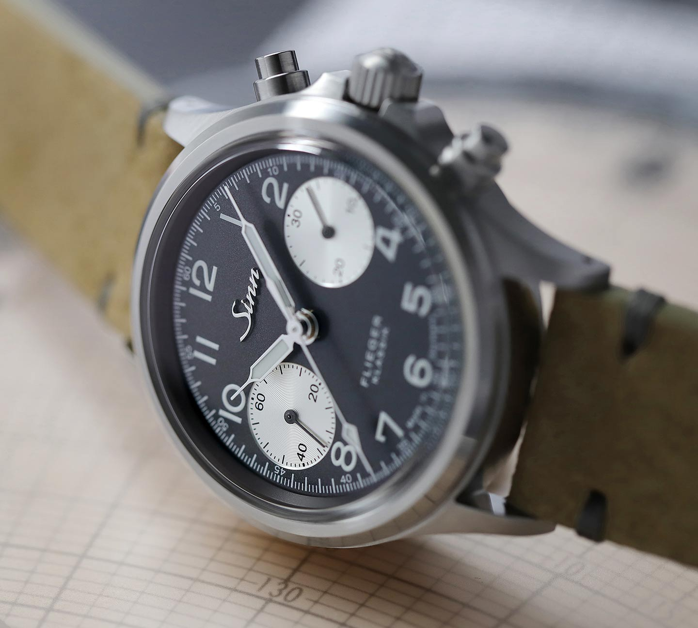 Detailansicht der Sinn 356 Flieger Klassik Jubiläum, Fokus auf Zifferblatt und silberne Hilfszifferblätter.
