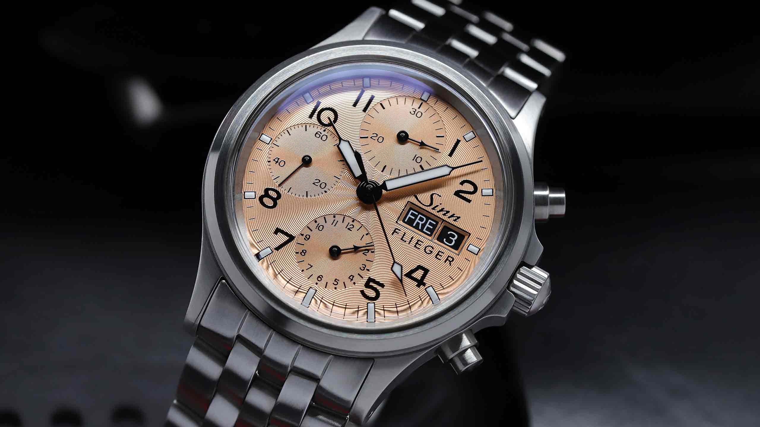                       Sinn 356 Sa Flieger II mit kupferfarbenem Guilloché-Zifferblatt und Edelstahlarmband, Detailaufnahme.
                  