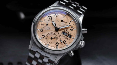 Sinn 356 Sa Flieger II mit kupferfarbenem Guilloché-Zifferblatt und Edelstahlarmband, Detailaufnahme.