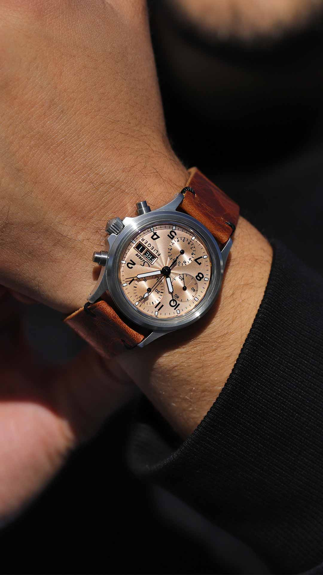 Sinn 356 Sa Flieger II am Handgelenk mit braunem Lederarmband.