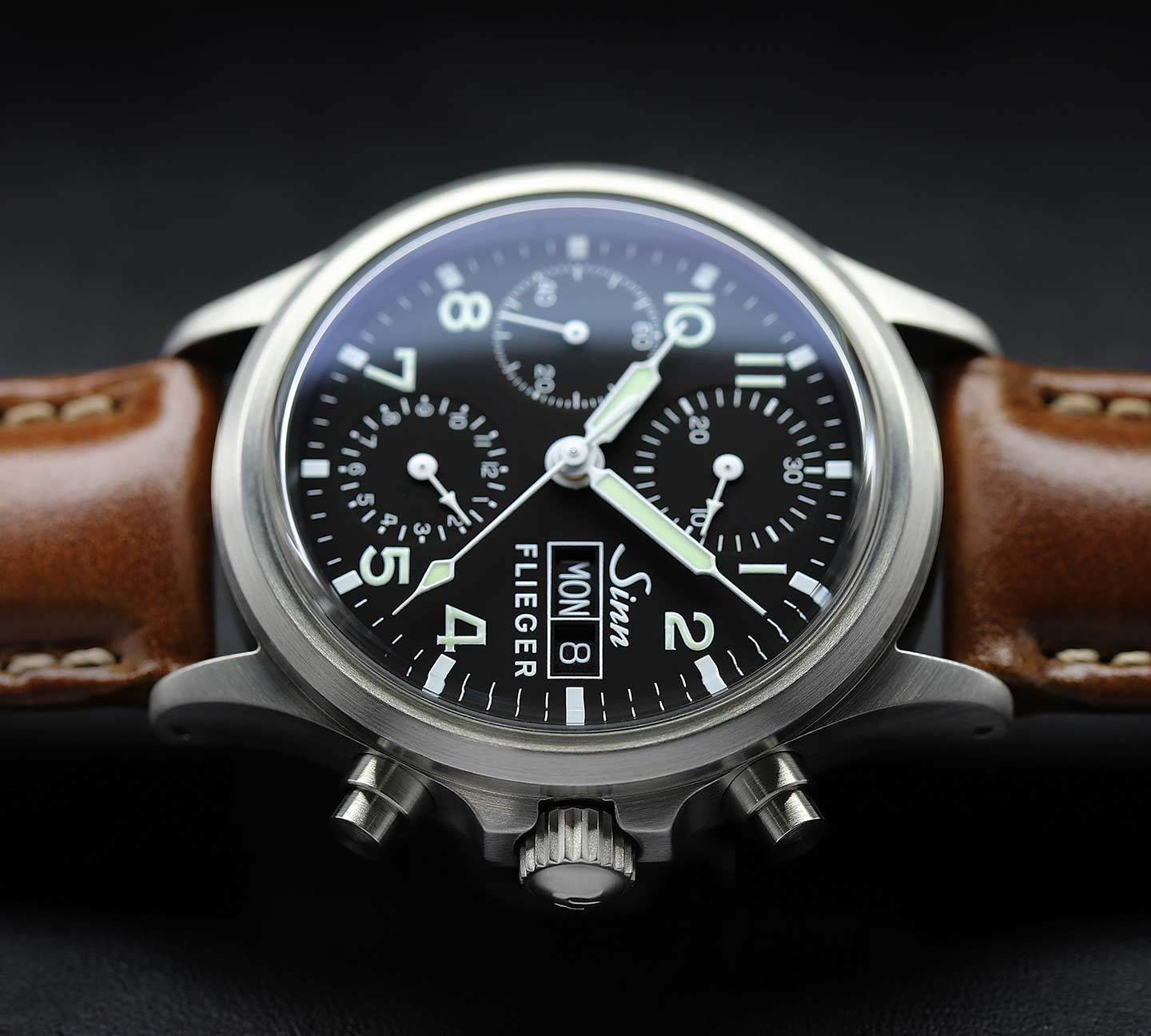 Sinn 356 Sa Flieger mit schwarzem Zifferblatt und braunem Lederarmband.
