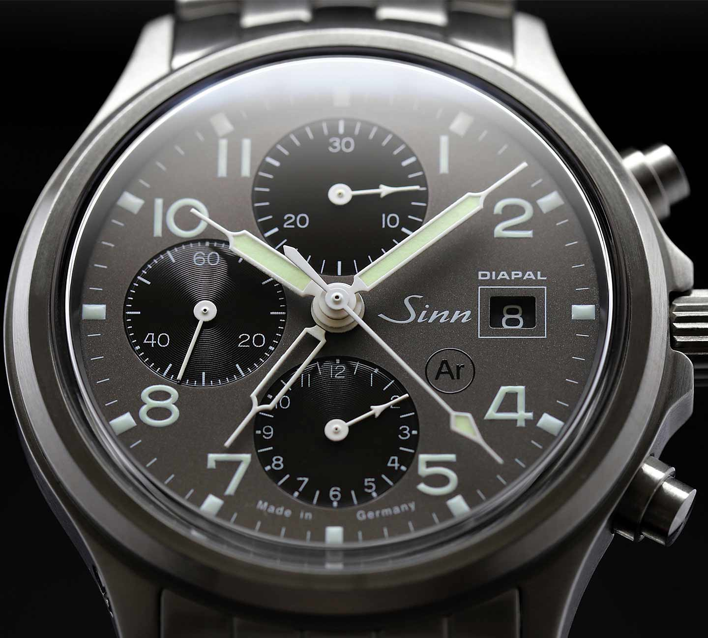 Sinn 358 DIAPAL, anthrazitfarbenes Zifferblatt, drei Totalisatoren, Datum bei 3 Uhr.