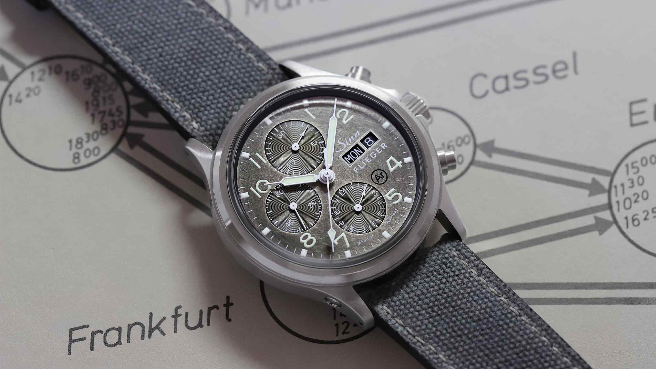                      Sinn 358 Sa Flieger DS mit Dekorschliffzifferblatt am Canvas-Lederband.
                  