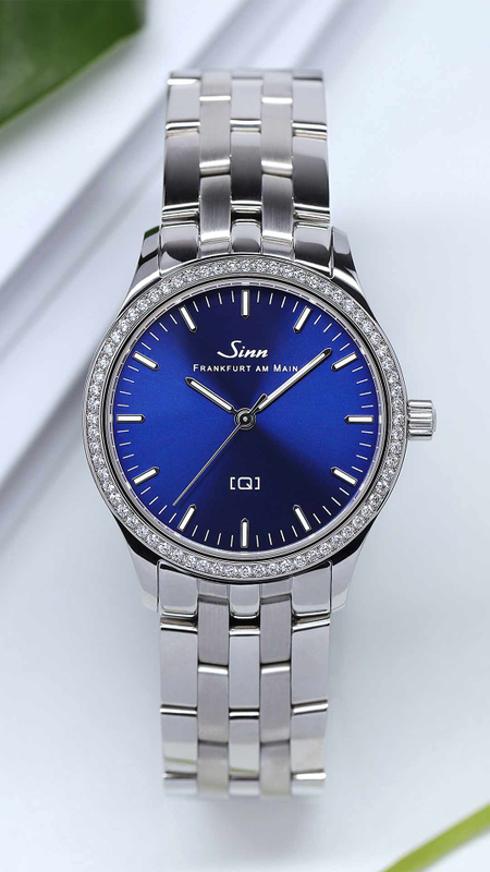 Sinn 434 WG B mit blauem Sonnenschliff-Zifferblatt, Edelstahlarmband und Lünette in 18-Karat Weißgold.