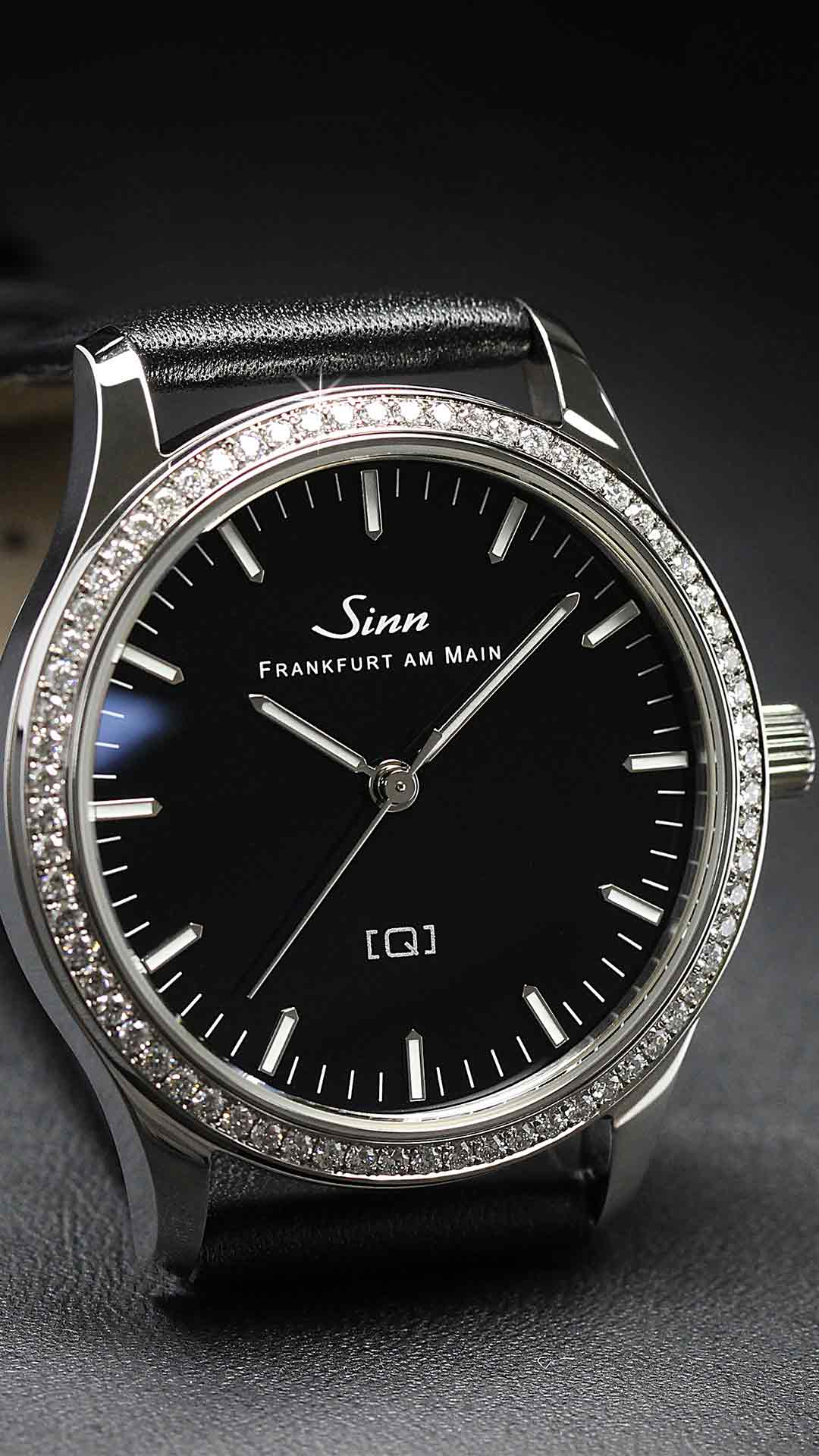 Sinn 434 TW68 WG S mit schwarzem Zifferblatt und diamantbesetzter Lünette.