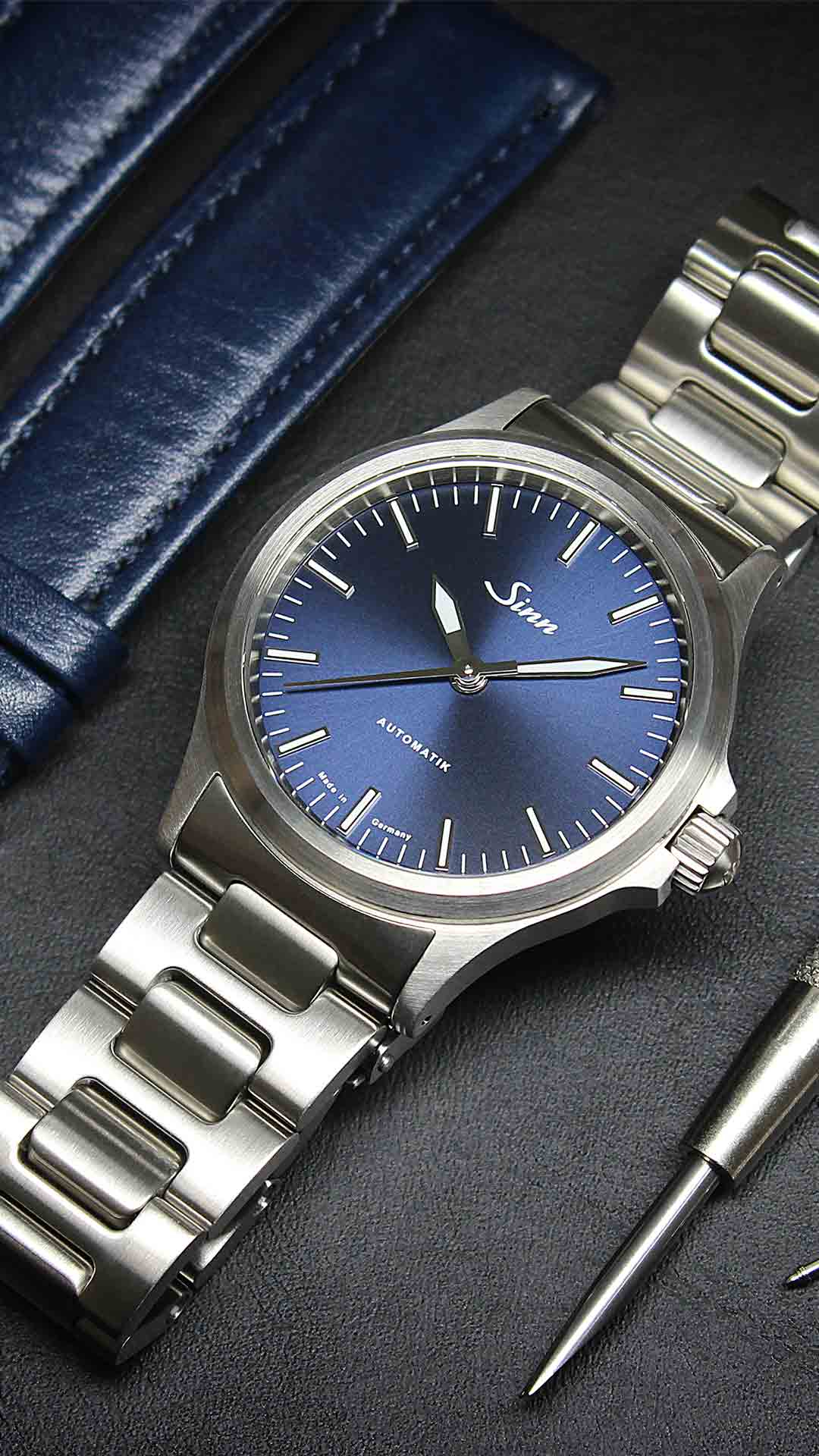 Sinn 556 I B avec cadran bleu soleillé et bracelet en acier inoxydable.