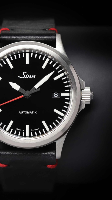 Gros plan de la Sinn 556 I RS avec trotteuse rouge et affichage de la date.