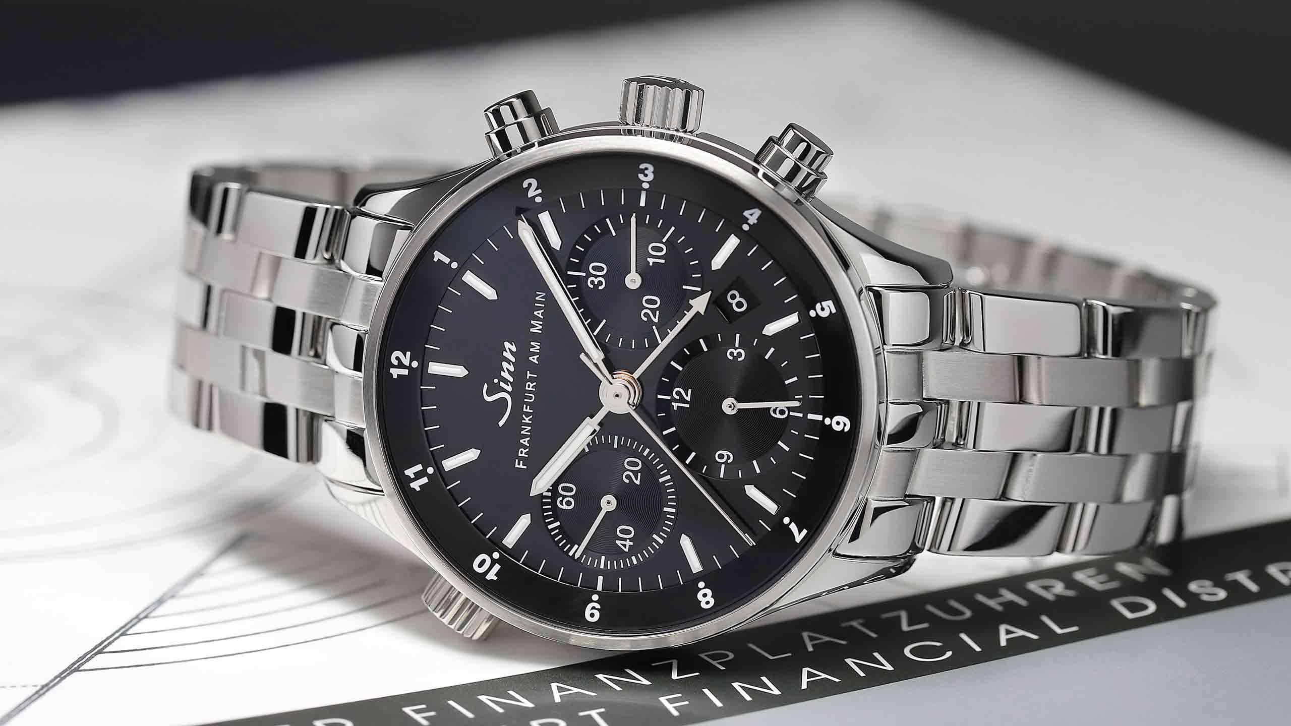                       Sinn 6000 Frankfurt Financial District avec bracelet en acier, présenté à plat.
                  