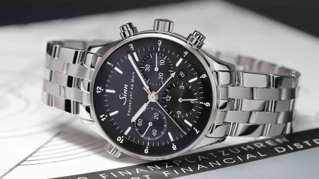                       Sinn 6000 Frankfurt Finanzplatzuhr mit Edelstahlarmband, liegend präsentiert.
                  