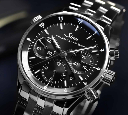 Nahaufnahme der Sinn 6000 mit schwarzem Zifferblatt und Chronographenfunktionen.