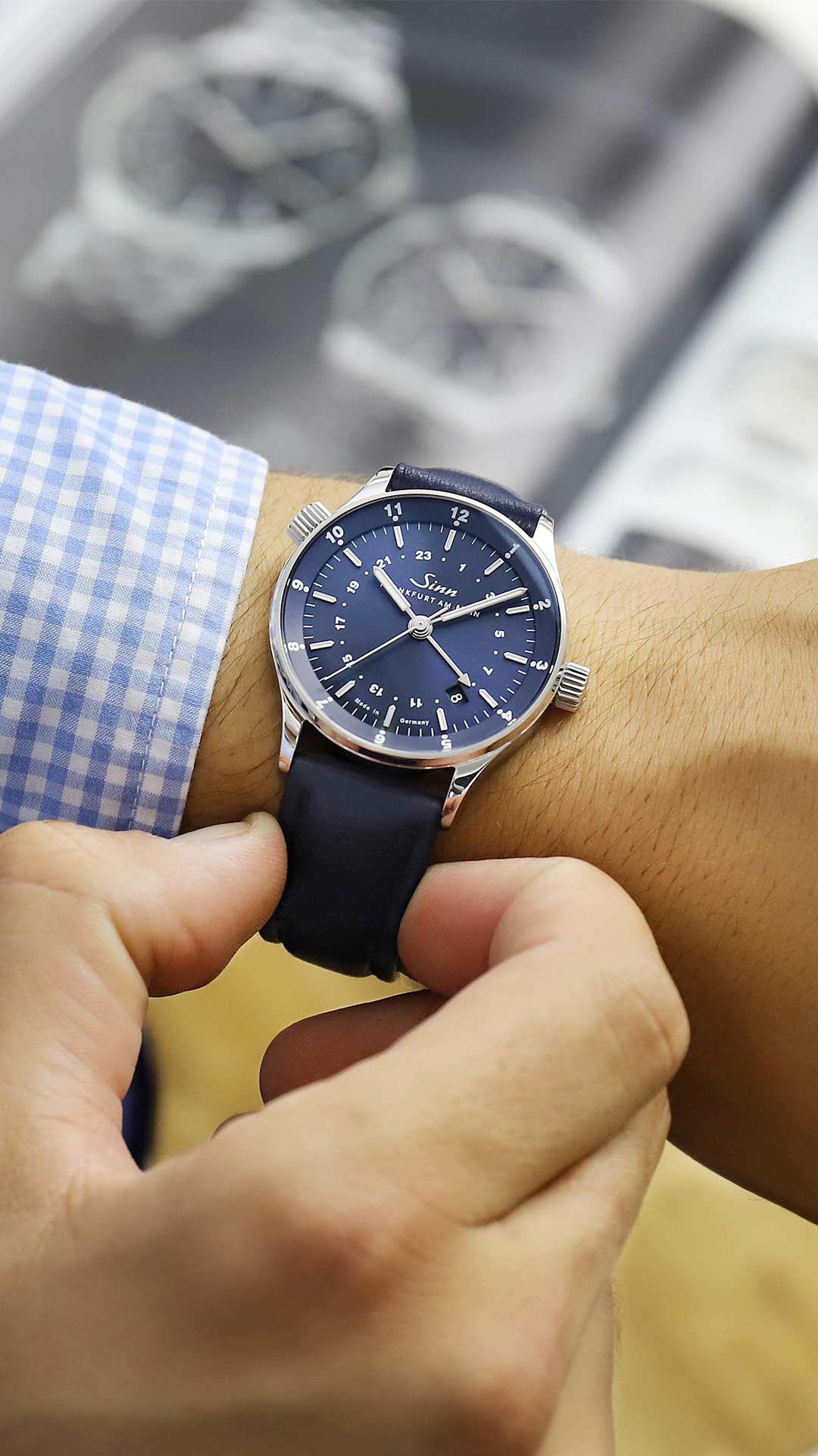 Sinn 6060 B au poignet avec bracelet en cuir bleu.