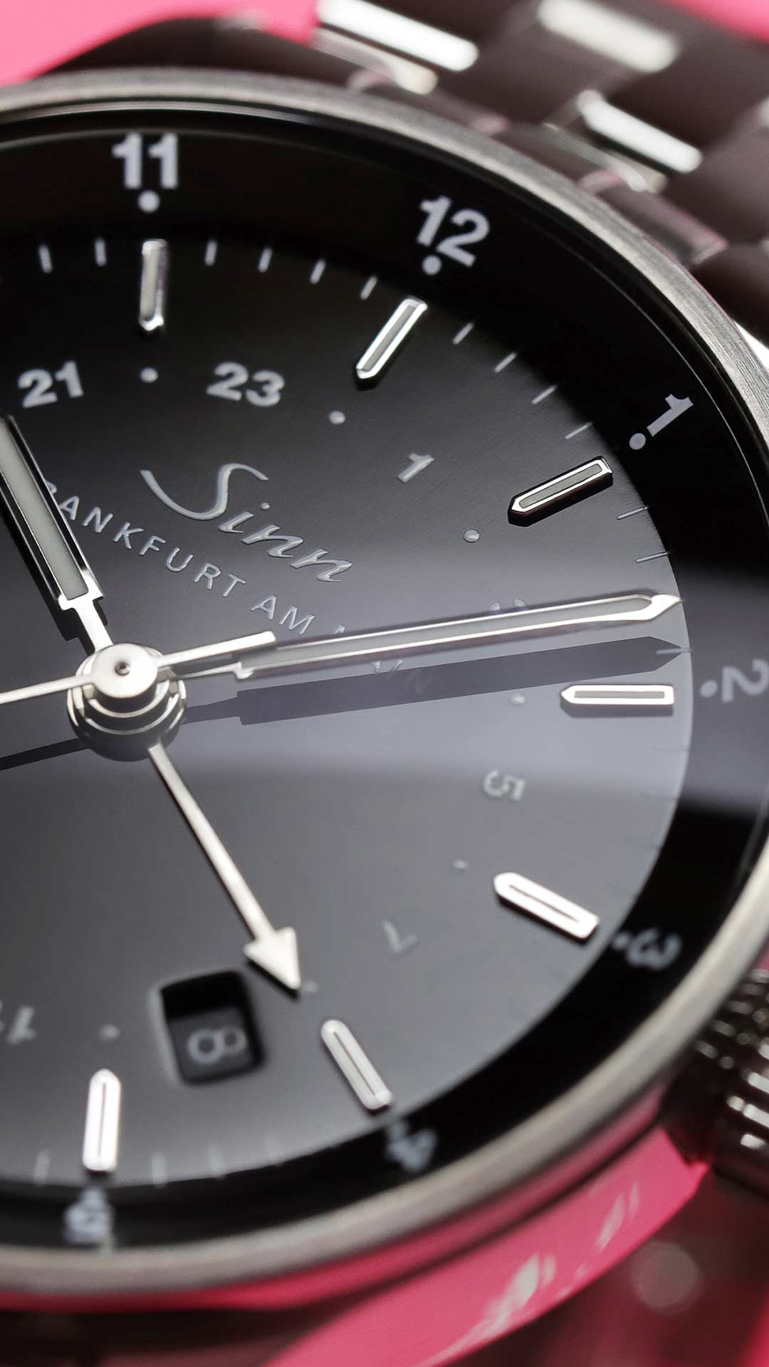 Nahaufnahme der Sinn 6060 mit schwarzem Zifferblatt, Datumsanzeige und 24-Stunden-Anzeige.