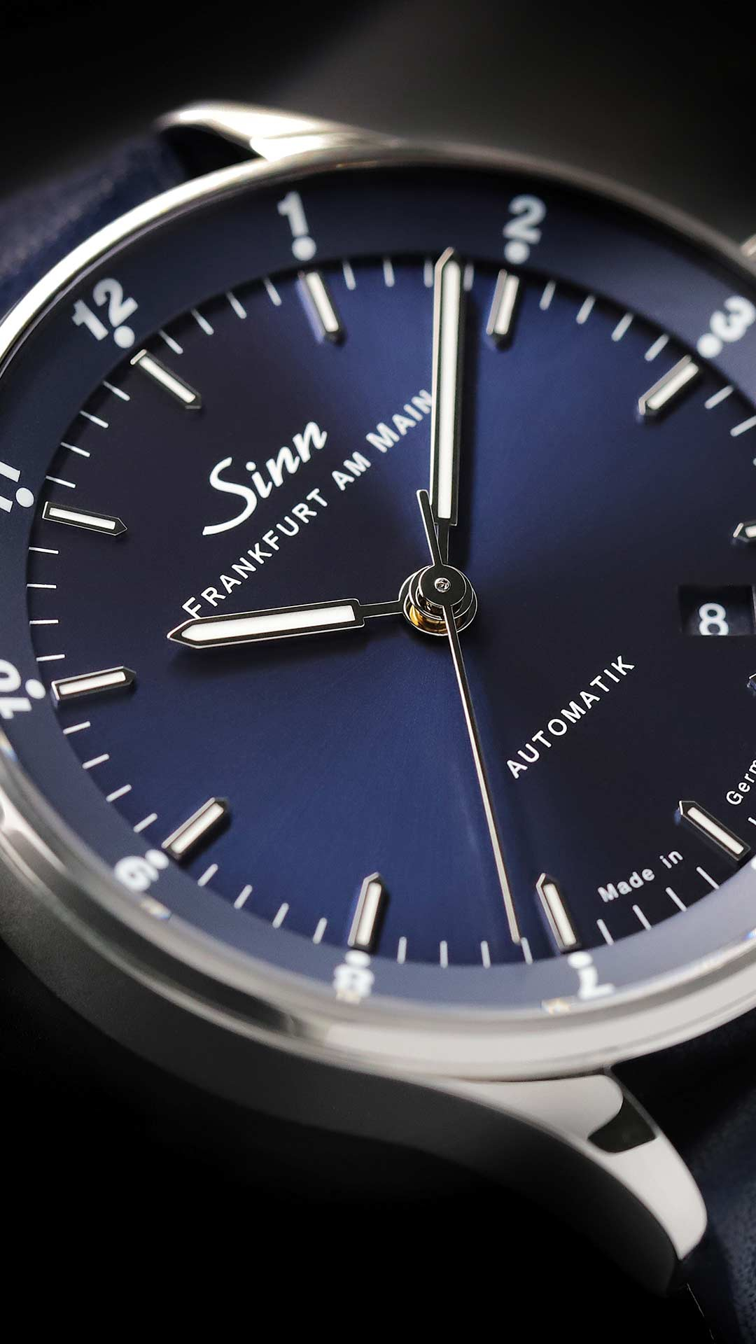 Gros plan de la Sinn 6068 B avec cadran bleu et affichage de la date.