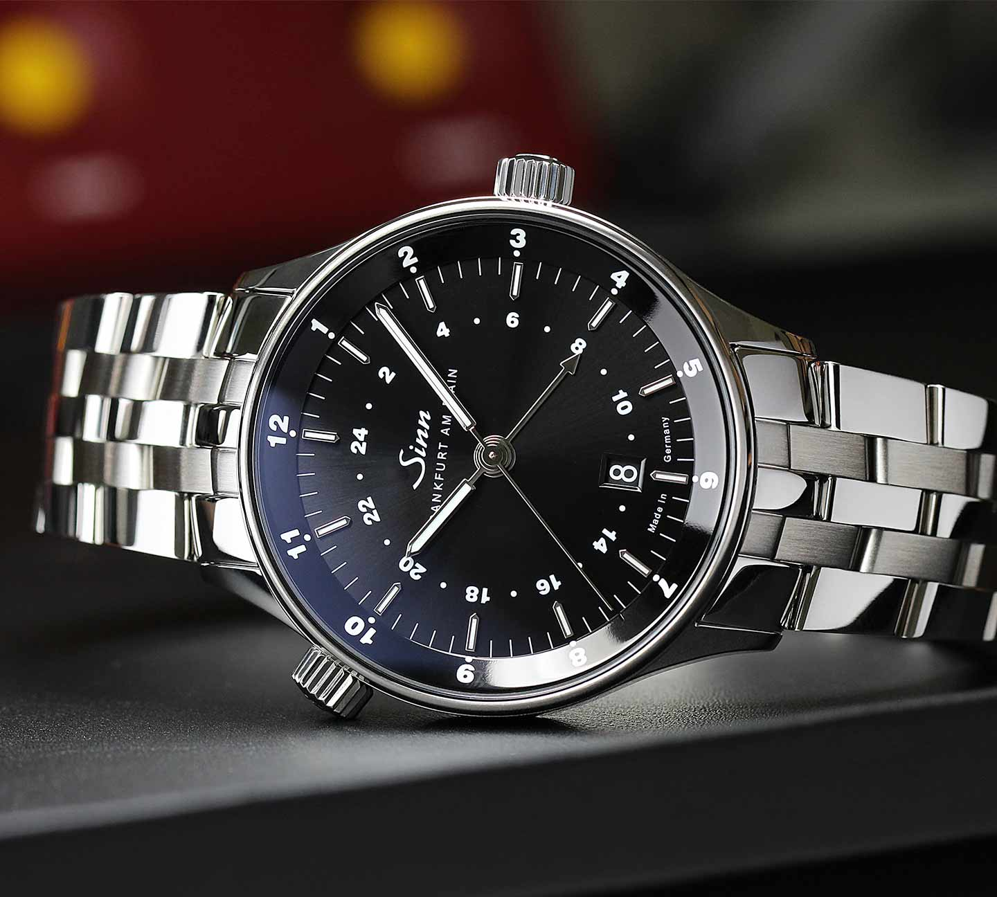 Sinn 6096 avec bracelet en acier inoxydable en vue latérale.
