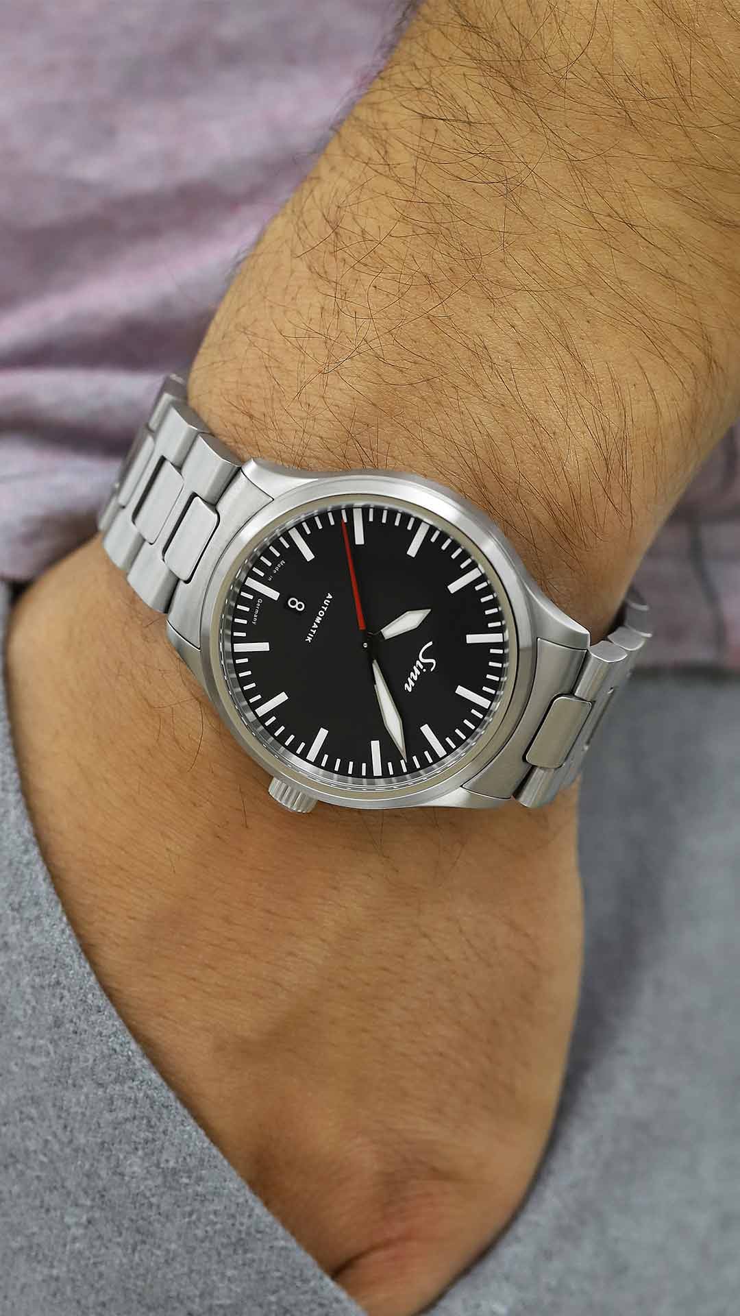 Sinn 836 au poignet avec bracelet en acier inoxydable.