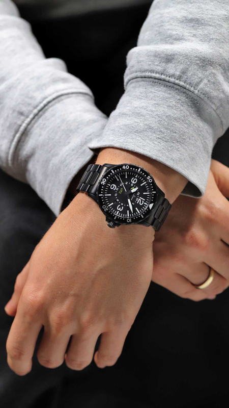 Sinn 857 S UTC am Handgelenk mit schwarzem Armband.