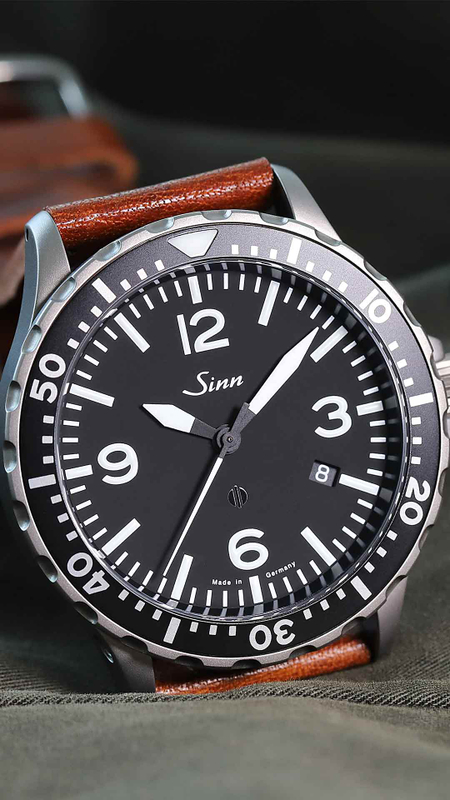 Sinn 857 mit schwarzem Lederband und brauner Naht.