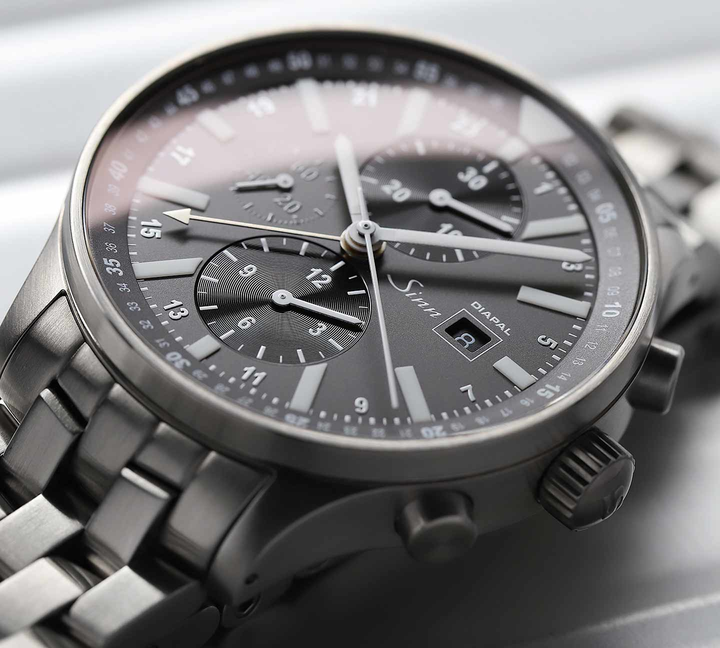 Sinn 900 DIAPAL Chronograph mit grauem Zifferblatt und Stahlband