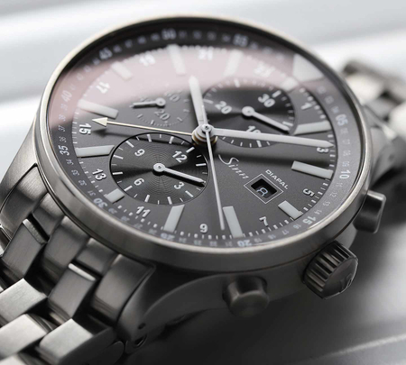 Sinn 900 DIAPAL chronograph with grey dial and steel bracelet.