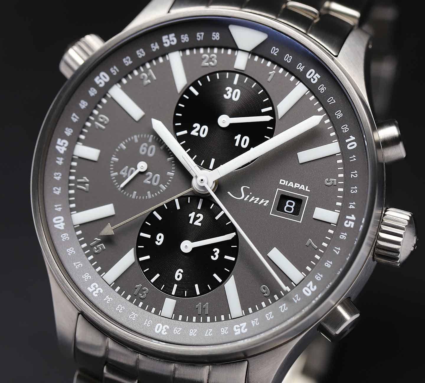 Detailansicht des Sinn 900 DIAPAL Chronographen mit Totalisatoren.