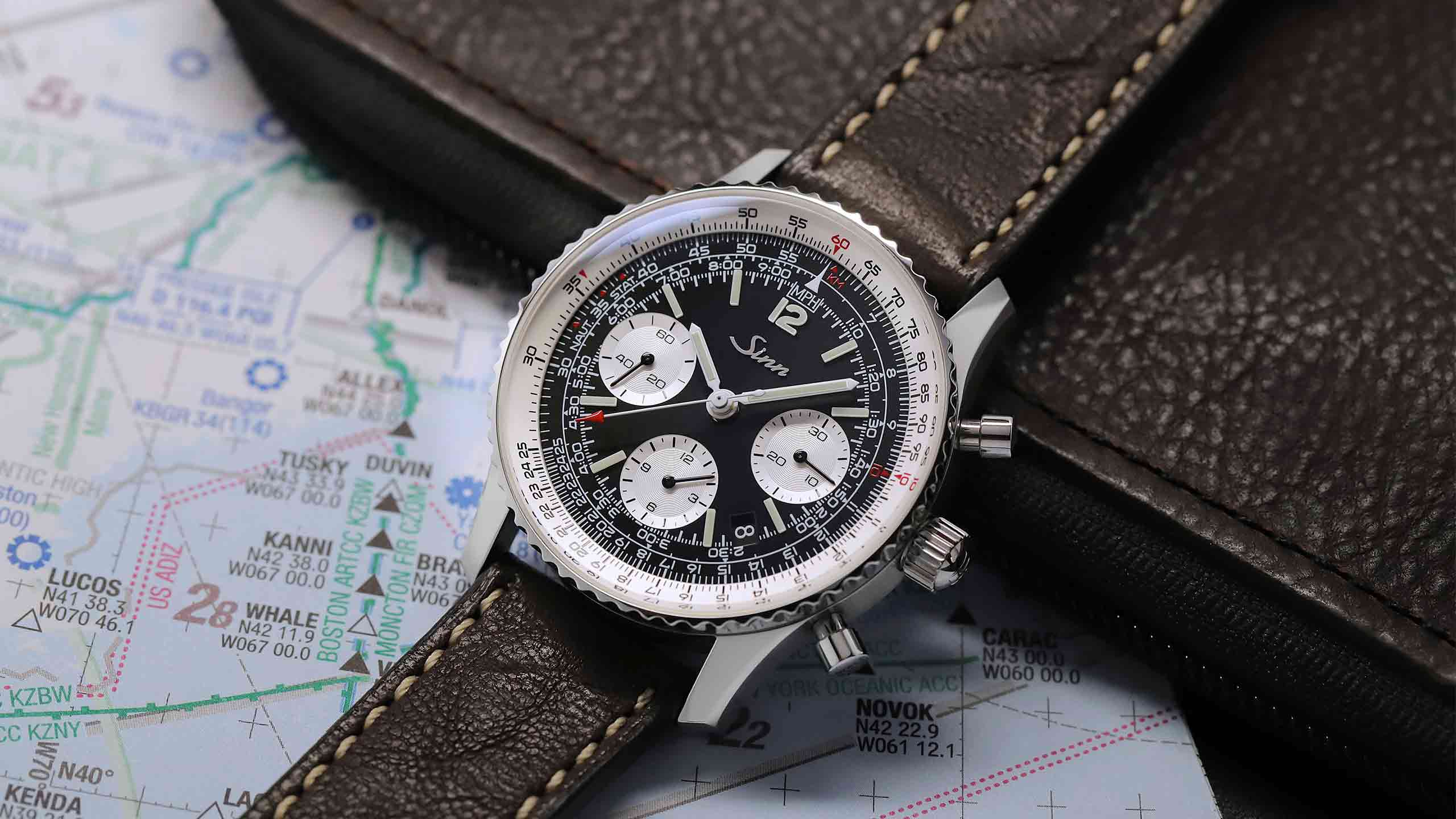                       Sinn 903 St II sur cuir avec lunette règle à calcul.
                  