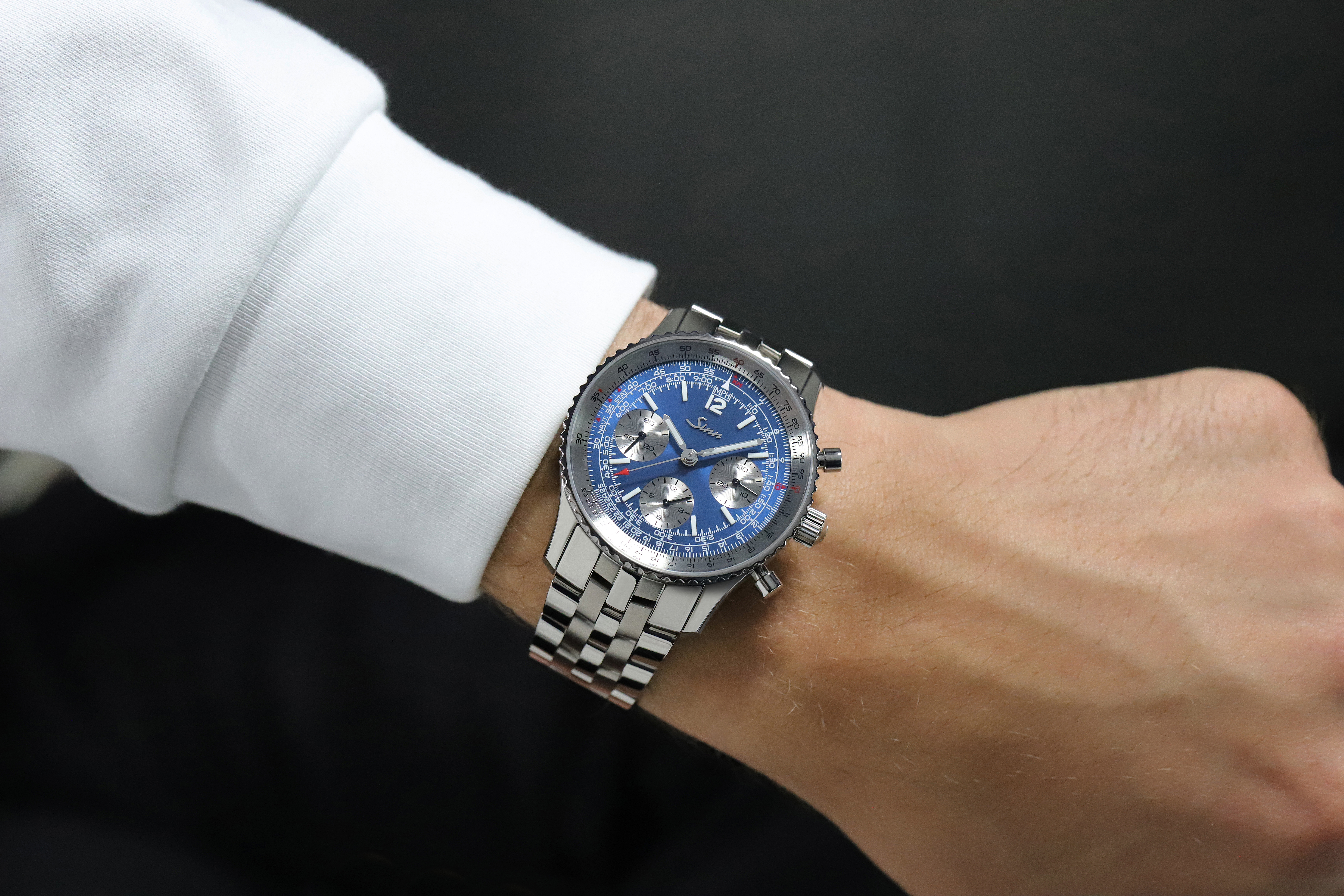 Die Uhr mit Massivarmband am Herrenhandgelenk getragen.