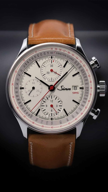 Sinn 910 SRS avec cadran clair et bracelet en cuir brun en gros plan.