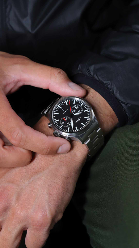 Chronograph Sinn 936 mit schwarzem Zifferblatt am Handgelenk.