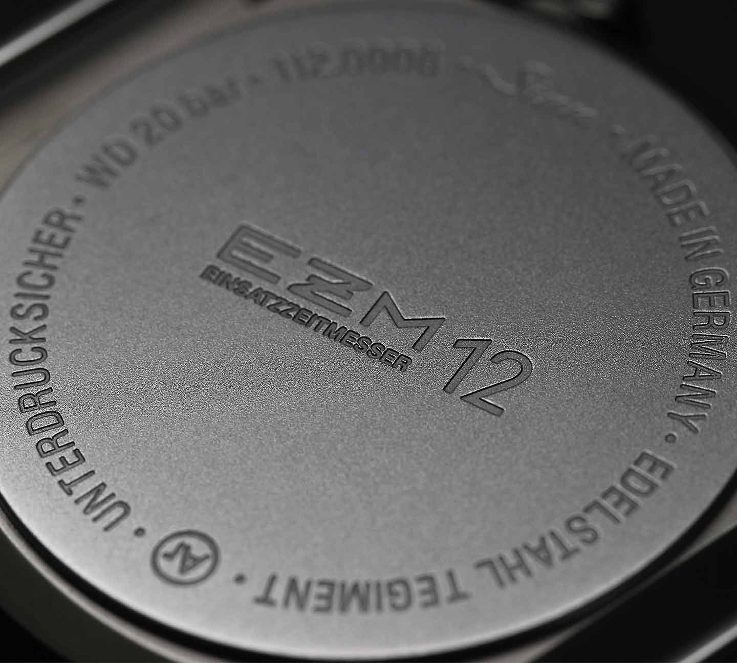 Gravierte Gehäuserückseite der Sinn EZM 12 mit Modellbezeichnung und technischen Angaben.