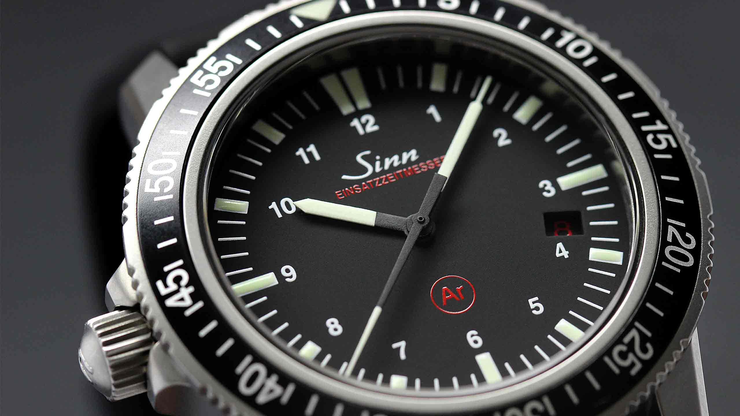                       Gros plan sur la Sinn EZM 3 avec cadran noir et aiguilles luminescentes.
                  