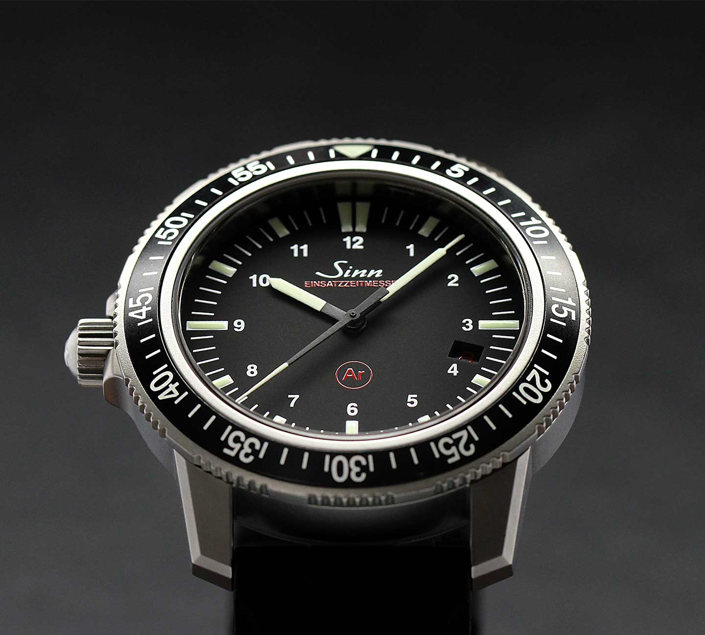 Sinn EZM 3 avec cadran noir et technologie de déshumidification Ar, sur fond neutre.