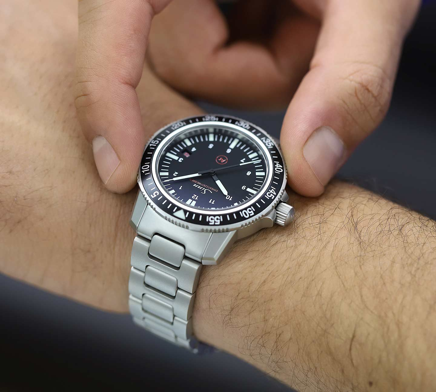 Sinn EZM 3 au poignet avec bracelet en acier inoxydable.