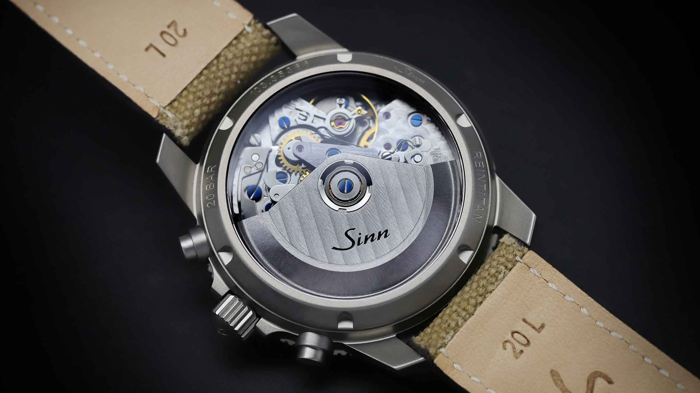 Sinn-Titanuhr mit Sichtboden und mechanischem Uhrwerk, befestigt am Canvas-Lederarmband.