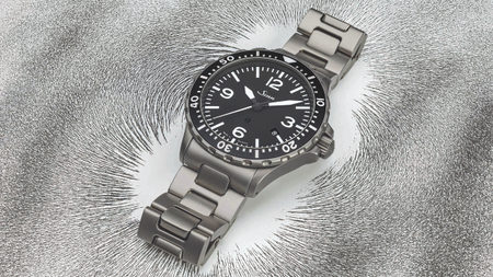                       Sinn-Uhr im Magnetfeldversuch – zeigt die Wirkung des integrierten Magnetfeldschutzes
                  