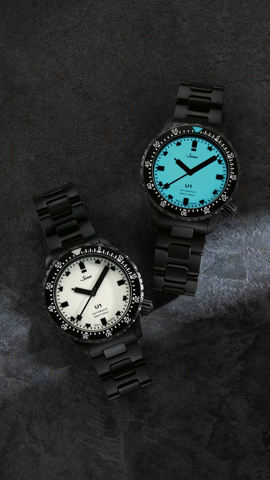 Taucheruhr Sinn U1 S L – im Licht mit cremefarbenem Zifferblatt und im Dunkeln mit blau nachleuchtendem Zifferblatt. Darstellung der Leuchtkraft und Ablesbarkeit bei Tag und Nacht.