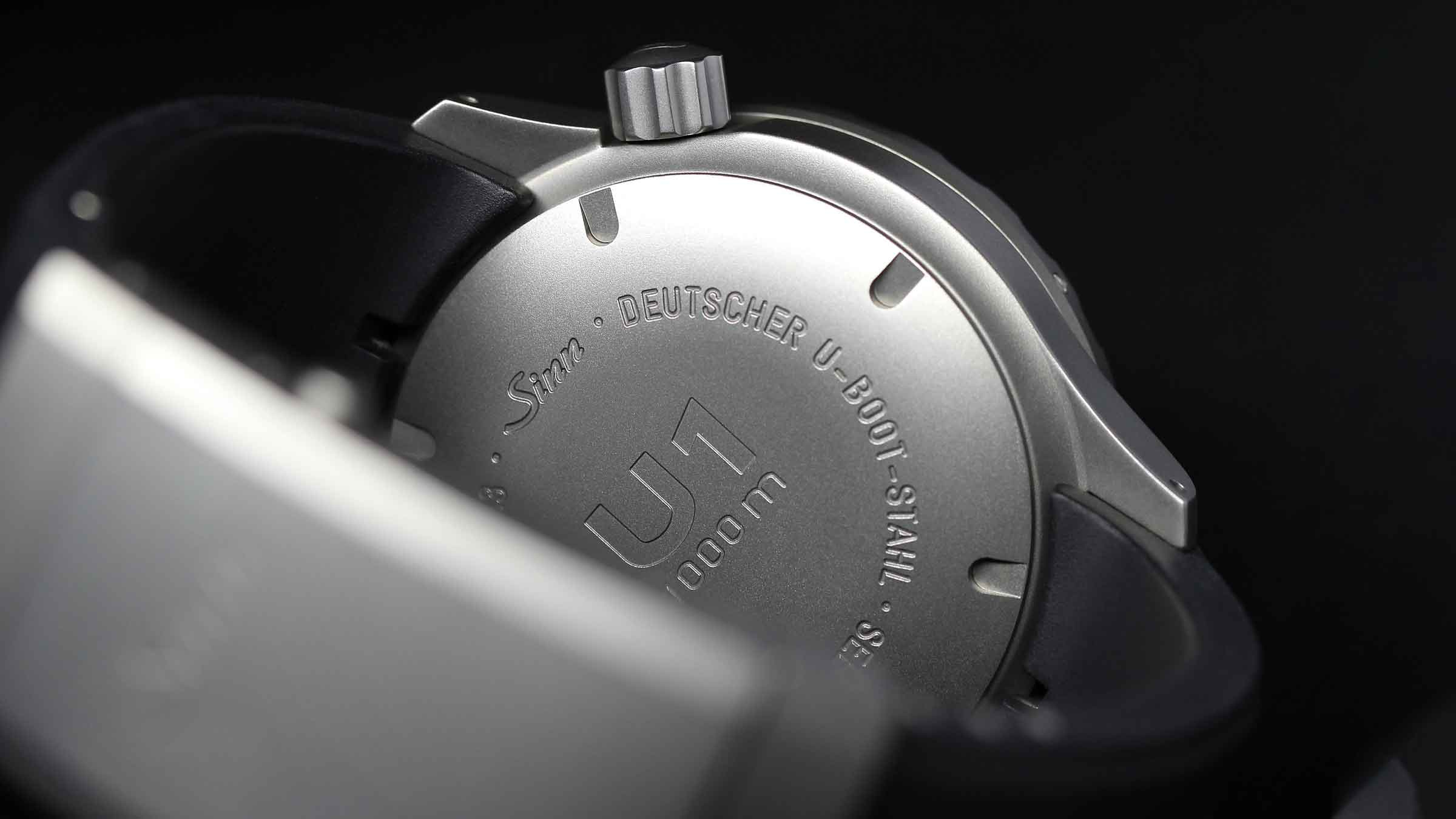 Case back of the U1 model made of current German submarine steel, with engraving and black silicone strap.