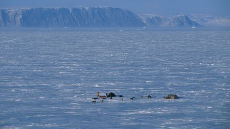 Arved Fuchs und seine Mannschaft bei Temperaturen von unter minus 30 °C in der Gletscherwelt von Ellesmere Island.